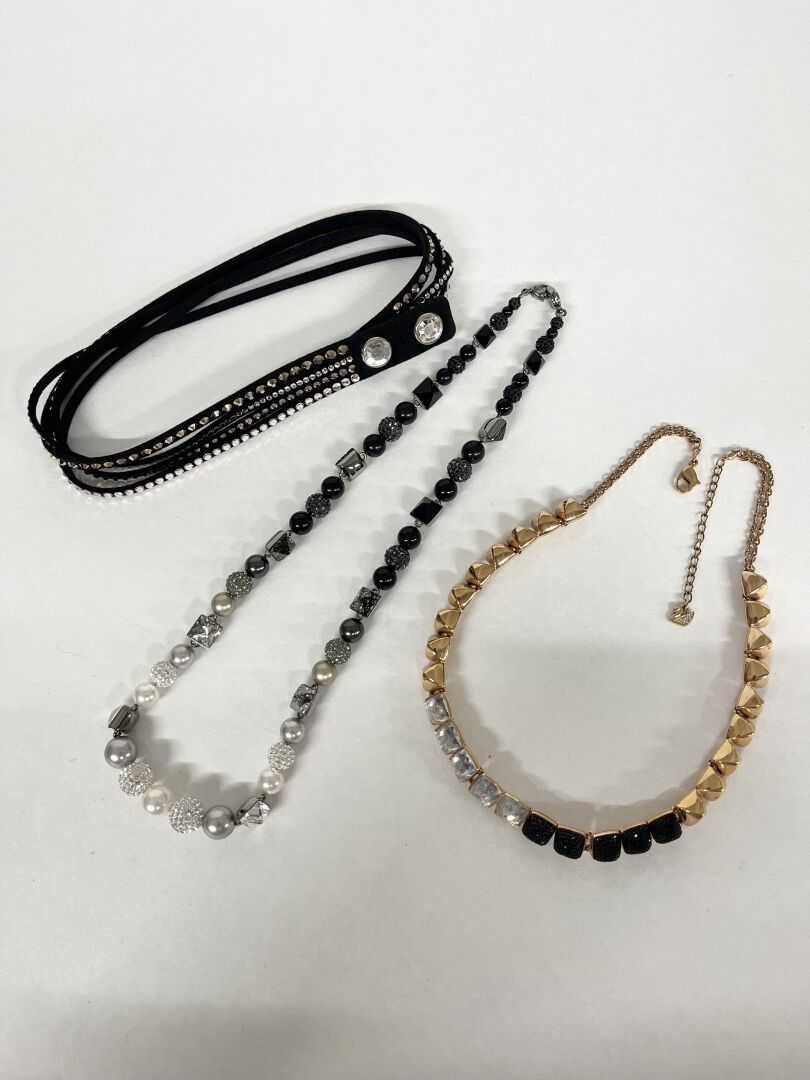 SWAROVSKI : REUNION de deux colliers fantaisies en métal et …