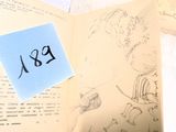 un bout de papier sur lequel on a écrit quelque chose, dans un livre