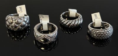trois bagues munies d'étiquettes, posées sur une surface noire