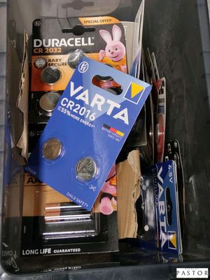 une boîte de piles et les piles qu'elle contient