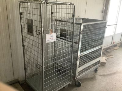 deux cages situées l'une à côté de l'autre dans un bâtiment