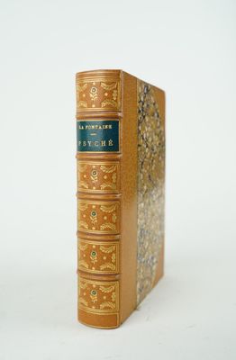 un livre posé sur une table