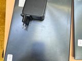 deux ordinateurs portables et un chargeur posés sur une table