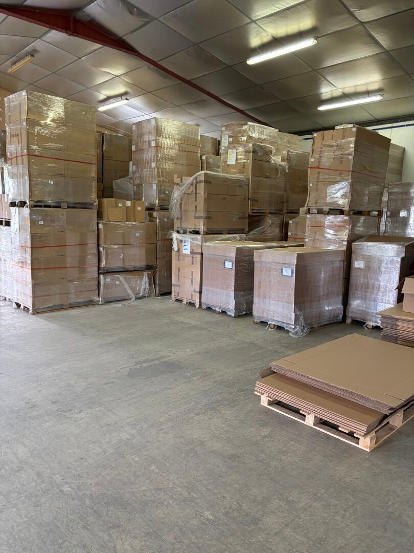 Stock d'environ 70% de produits finis destinés aux clients d…