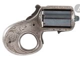 un gros plan d'un revolver argenté à crosse noire
