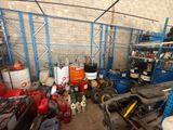 une pièce remplie de différents types d'outils