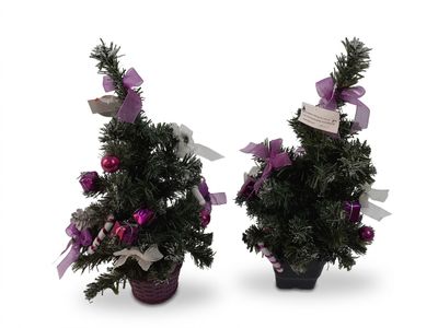 deux petits sapins de Noël décorés de rubans violets