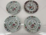 trois assiettes à motifs floraux posées sur une table