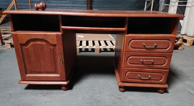 un bureau en bois avec des tiroirs et d'autres tiroirs posés dessus