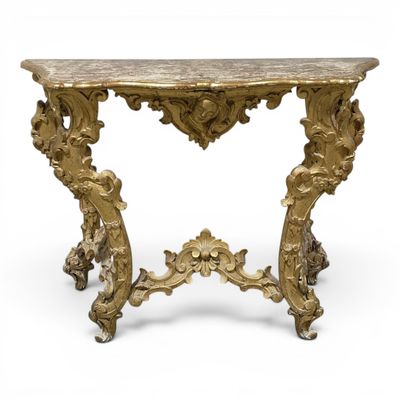 une console dorée avec un plateau en marbre et des sculptures raffinées