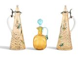 trois vases en verre et une cruche en verre surmontée d'un oiseau