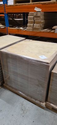 de nombreuses piles de cartons posées sur une étagère dans un entrepôt