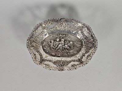 une assiette en argent sur laquelle est représenté un homme et une femme