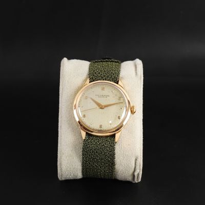 un gros plan d'une montre-bracelet avec un bracelet vert