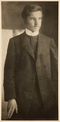 une vieille photo d'un homme en costume-cravate