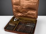 un coffret contenant de l'argenterie sur une table