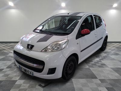 la photo d'une petite voiture blanche garée dans un garage