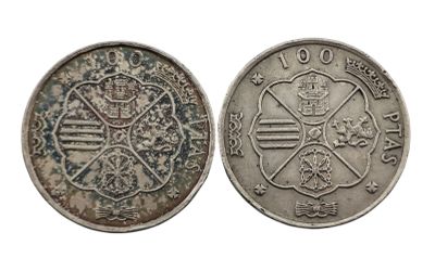 Gros plan sur une pièce de monnaie portant une croix