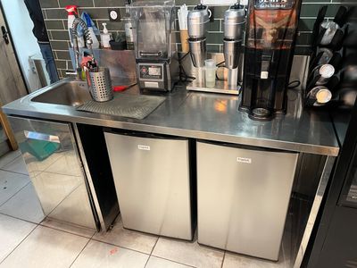 un plan de travail en inox sur lequel est posée une cafetière