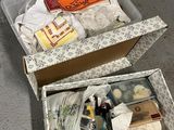 deux cartons posés par terre et contenant des objets