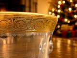 un verre posé sur une table, avec un sapin de Noël en arrière-plan