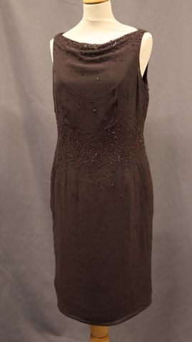 LOUIS FERAUD – Robe du soir, en soie, marron, brodée de perles. T...