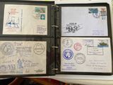 un classeur noir orné de timbres, posé sur une table