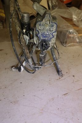 une moto qui est posée par terre dans le garage