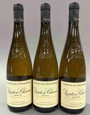 trois bouteilles de vin posées sur une table l'une à côté de l'autre