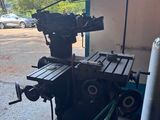 une machine posée sur le sol à côté d'un bâtiment