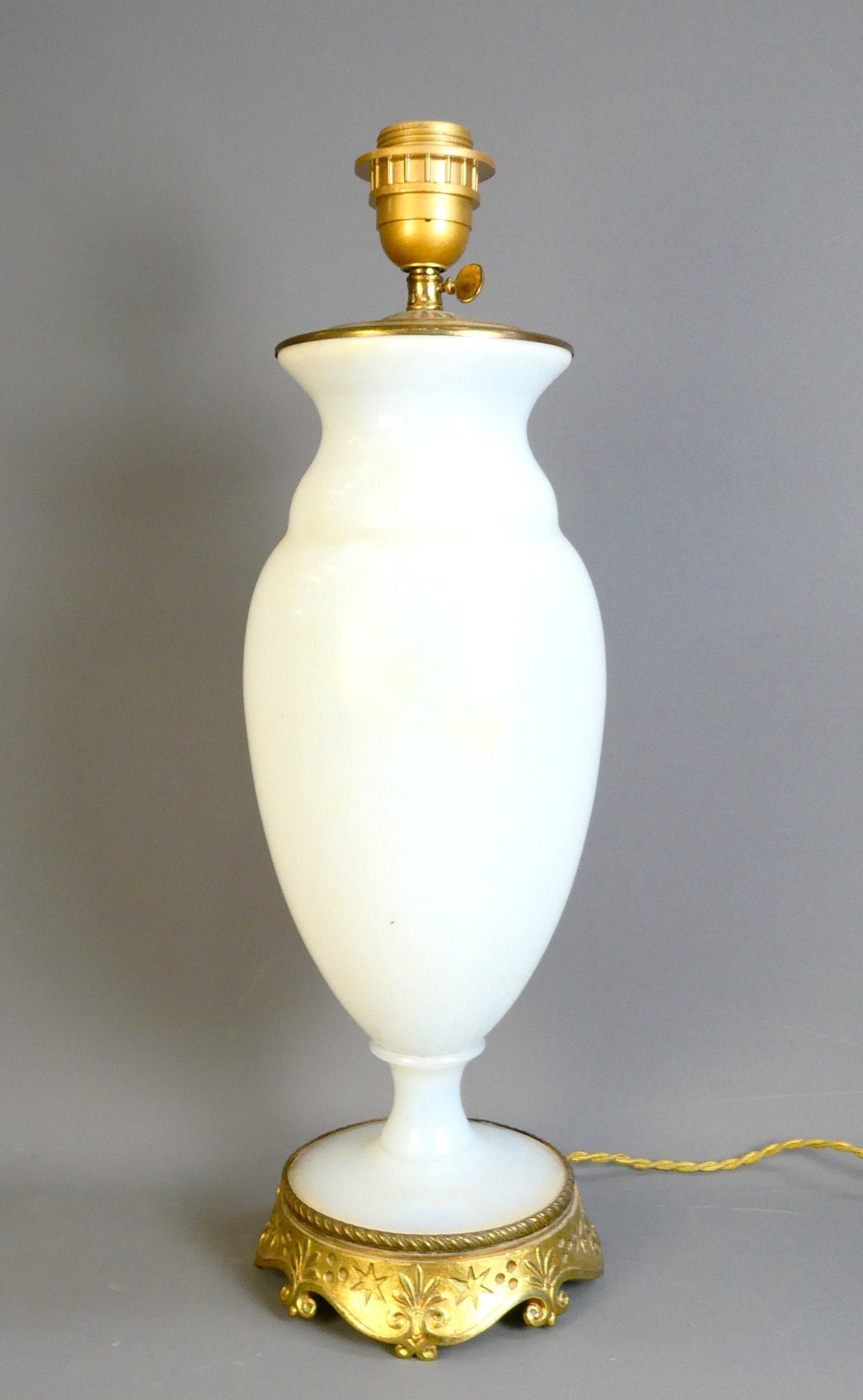 Vase en Opaline monté en lampe, monture en bronze doré à déc…