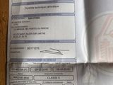 un passeport posé sur une table