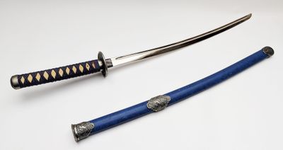 JAPON, XXe siècle KATANA moderne à lame courbe à gorge et so…