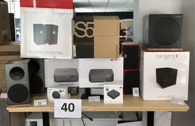 de nombreuses caisses de haut-parleurs sur une étagère dans un magasin