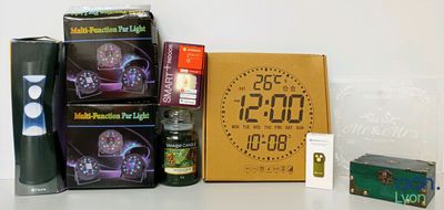 une horloge posée sur une table à côté d'autres objets