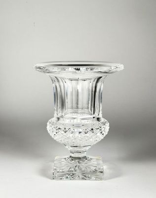 un vase en verre posé sur une table