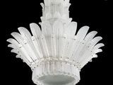 un lustre blanc suspendu au plafond