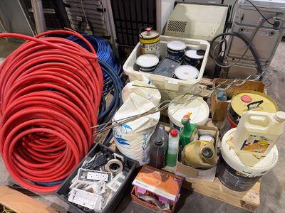 une table sur laquelle se trouvent plusieurs objets