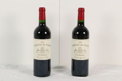 deux bouteilles de vin rouge posées l'une à côté de l'autre sur une table