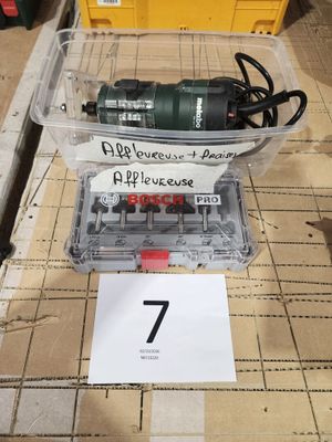 une boîte contenant une perceuse et une boîte sur laquelle figure le chiffre 7