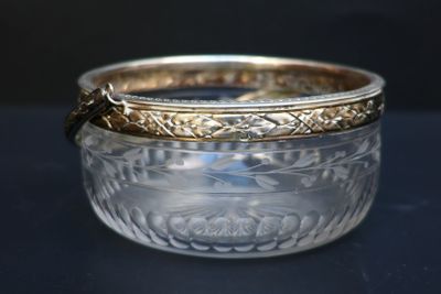 un gros plan d'un bracelet en argent et en or posé sur une table