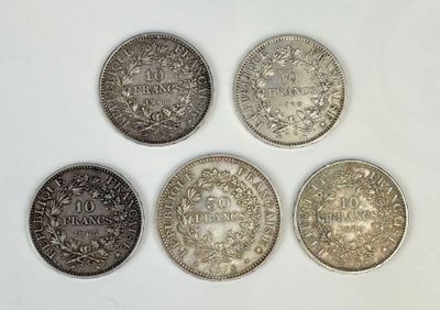 quatre types de pièces différents sont présentés sur une surface blanche