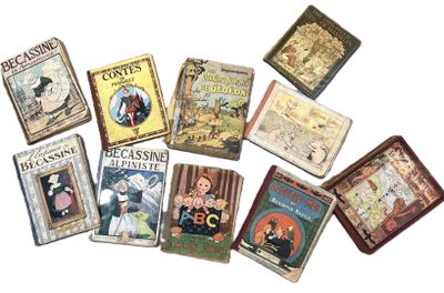 un grand nombre de livres posés sur une table