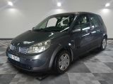 la photo d'une voiture grise garée dans un garage