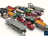 beaucoup de petits camions jouets posés sur une surface blanche