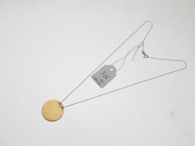 gros plan d'un collier auquel est attachée une étiquette
