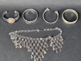 trois bagues en argent, deux bracelets en argent et un collier en argent