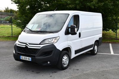 une camionnette blanche garée dans un parking