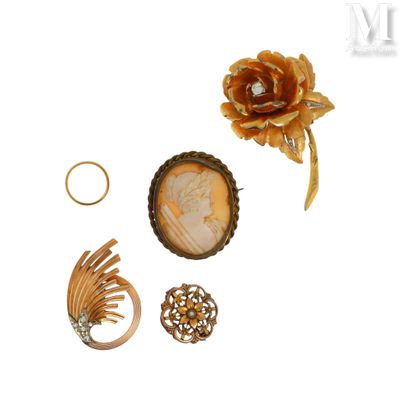 plusieurs bijoux, dont une bague, une broche et une fleur