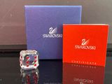 deux coffrets de parfum Swarovski posés l'un à côté de l'autre sur une table